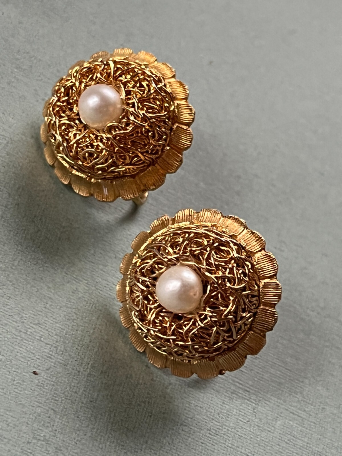 Vintage Scalloped Round Goldtone Nest & Center Faux Pearl Bead Screwback Earring