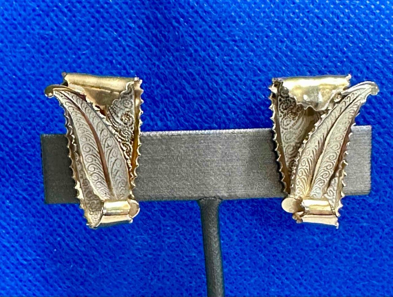 Vntg 3 Piece Gold Tone & Enamel Hinged Bracelet, Brooch & Clip On Earrings Set