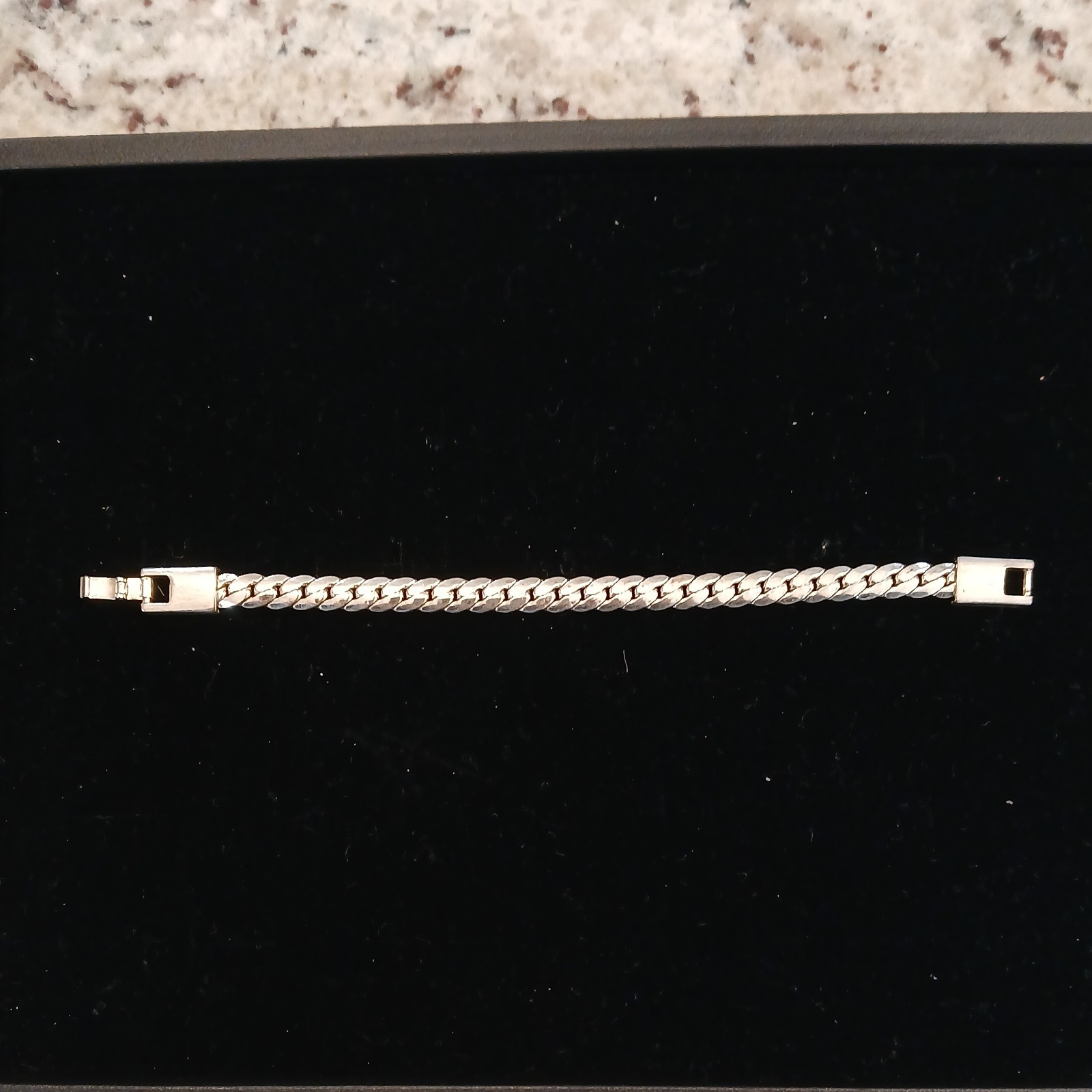 Silver Cuban Stile Brazalet Whit Rodium Plate.