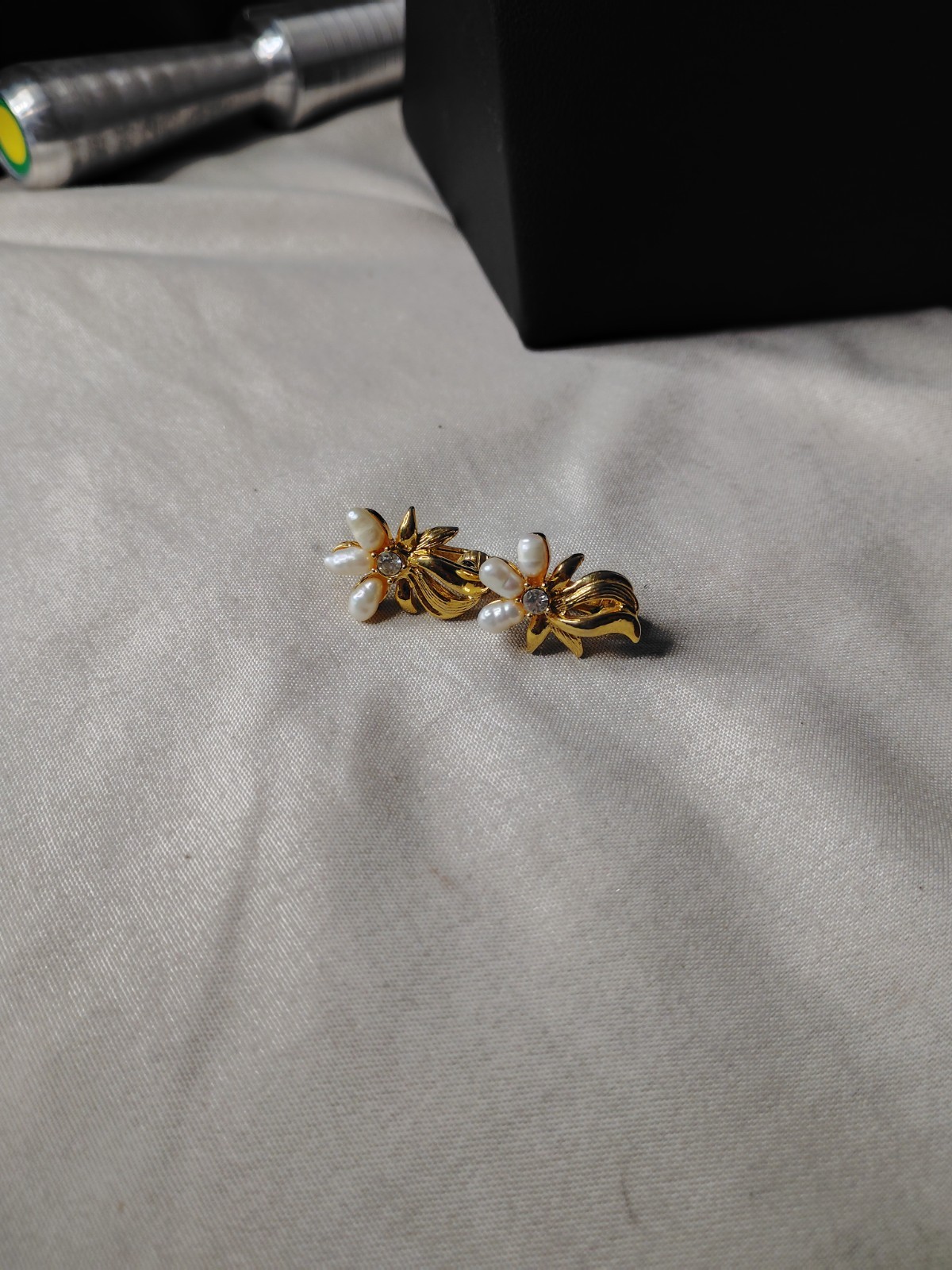 Avon Gold Tone Flower Clip-On Earrings Faux Pearl & Clear Rhinestone Signed