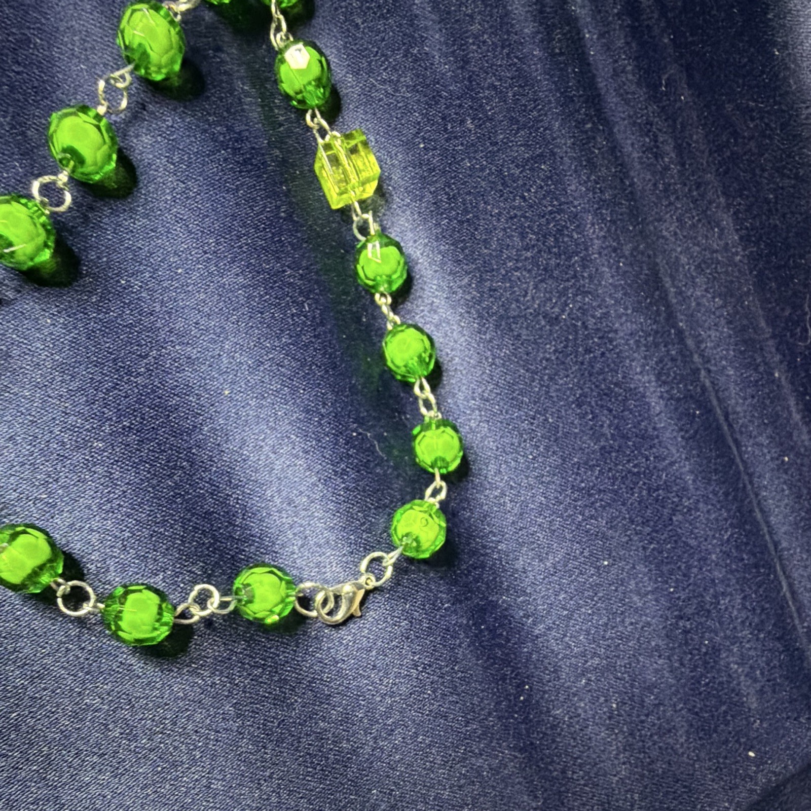 Green Acrylic Beaded Necklace Geometric Drop Pendant Silver Tone Lobster Clasp