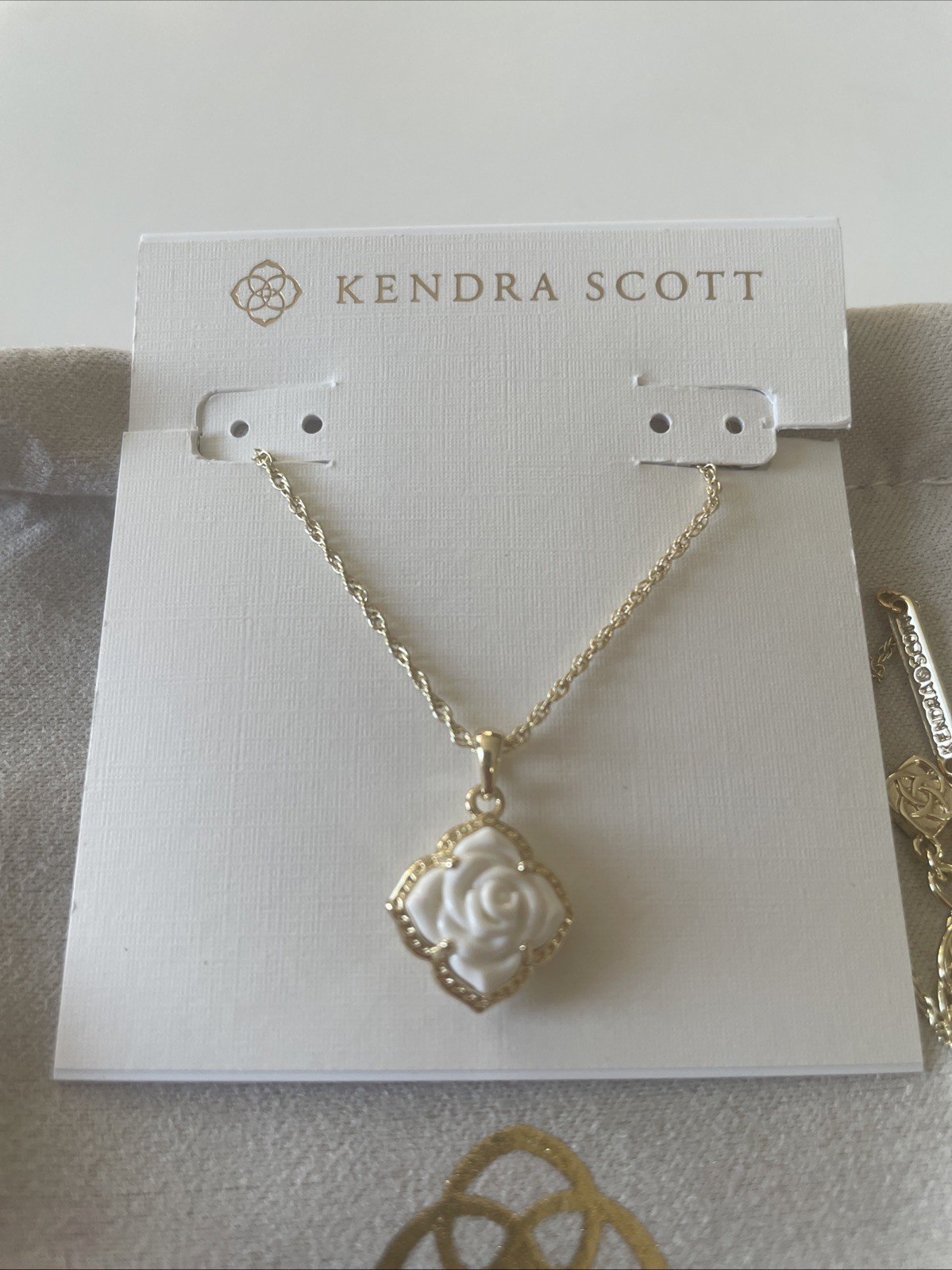 Kendra Scott Mallory Rose Necklace – Gold / Whit