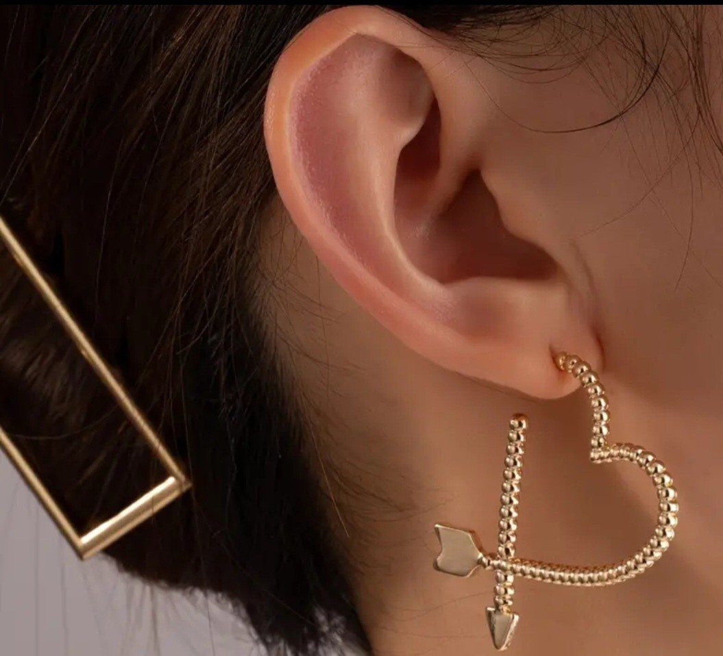 New In Packaging 1 Pair Dangling Floating Golden Zinc Alloy Heart