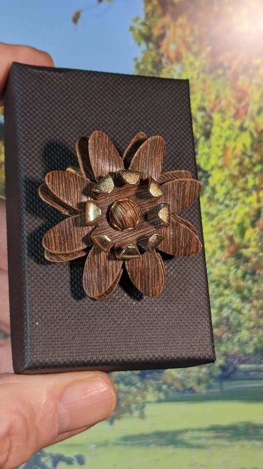 Vintage 60s 70s Wood Effect Floral Alloy Brooch, in Box. 44mm