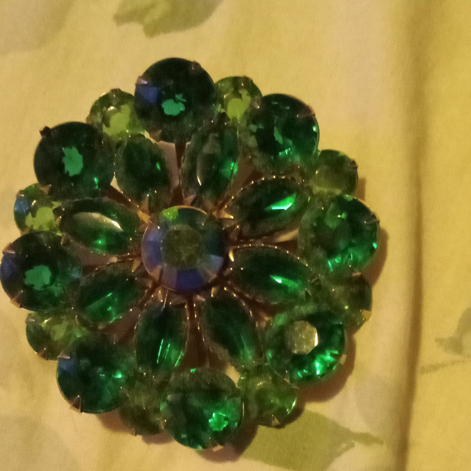 Vintage Green Round Rhinestone Flower Brooch Pin Prong Set Metal Floral Theme