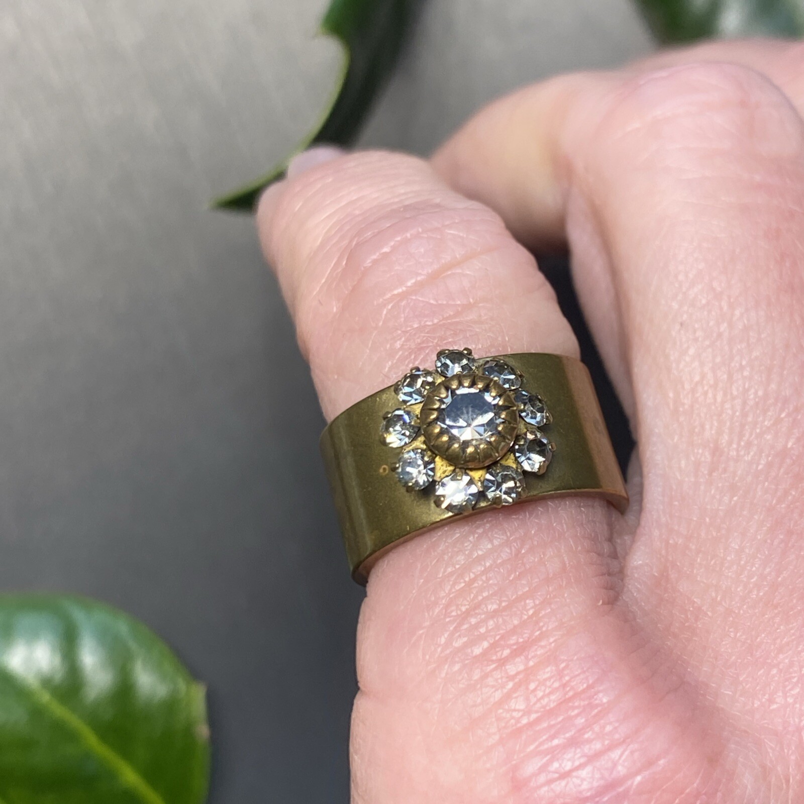 Vintage Bronze Halo Ring Band Estate Jewelry Pre-Owned Crystal Flower Size 5.5