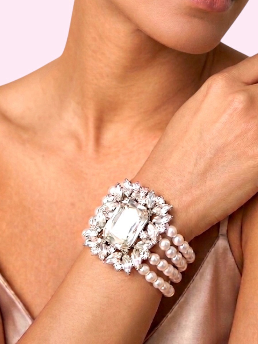 Vintage Look 1.25″ Wide White Faux Pearl Crystal Stretchable Statement Bracelet