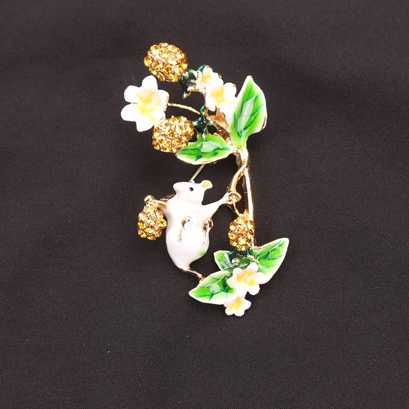 Women Men Unisex Squirrel Lover Brooch Fashion Animal Pins Badge Jewelry