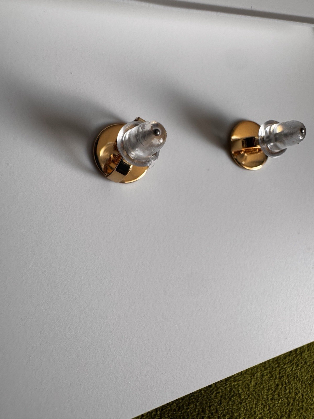 Tory Burch Kira Heart Stud Earrings Tory Gold/Pearl NWOT excellent GIFT w/pouch