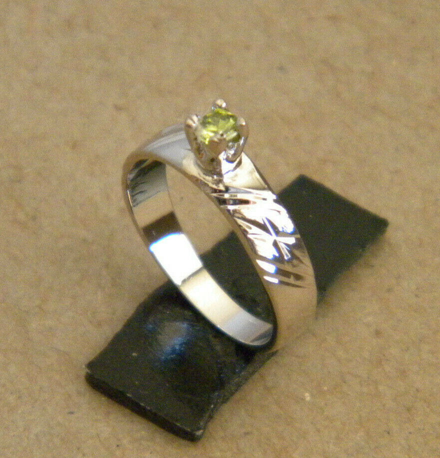 Lady Women’s Girl’s Rhodium Plated Small Solitaire Peridot CZ Ring Size 6.5