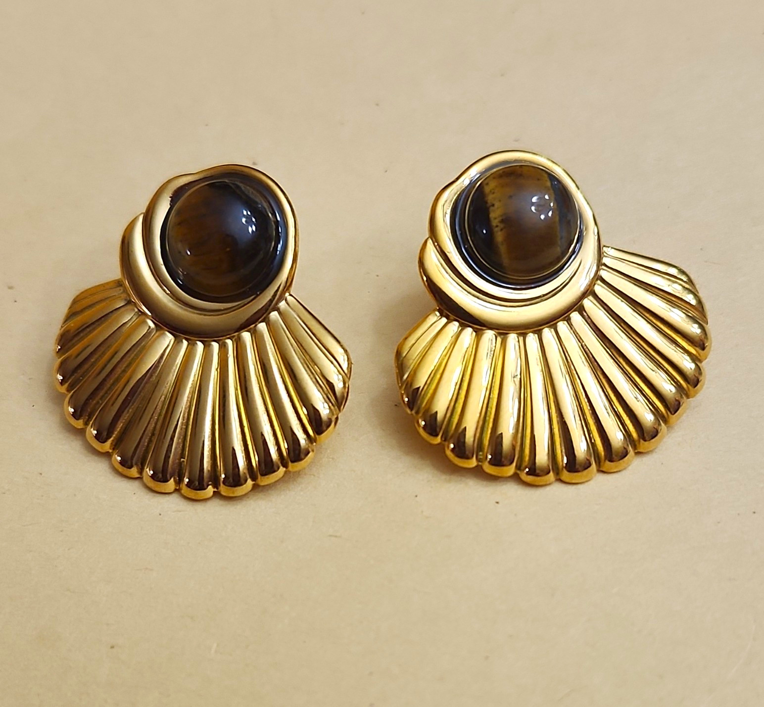 Gold-Tone Art Deco Fan Clip-On Stud Earrings Brown Tiger’s Eye Bezel Set