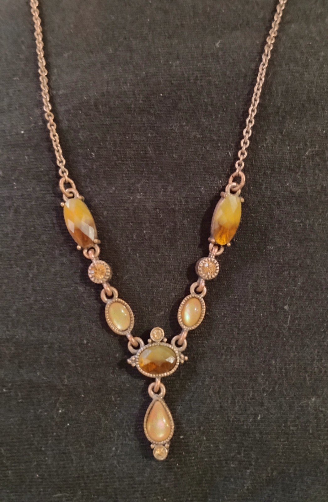 This vintage necklace features amber-color facet beads set in a gold-tone metal.