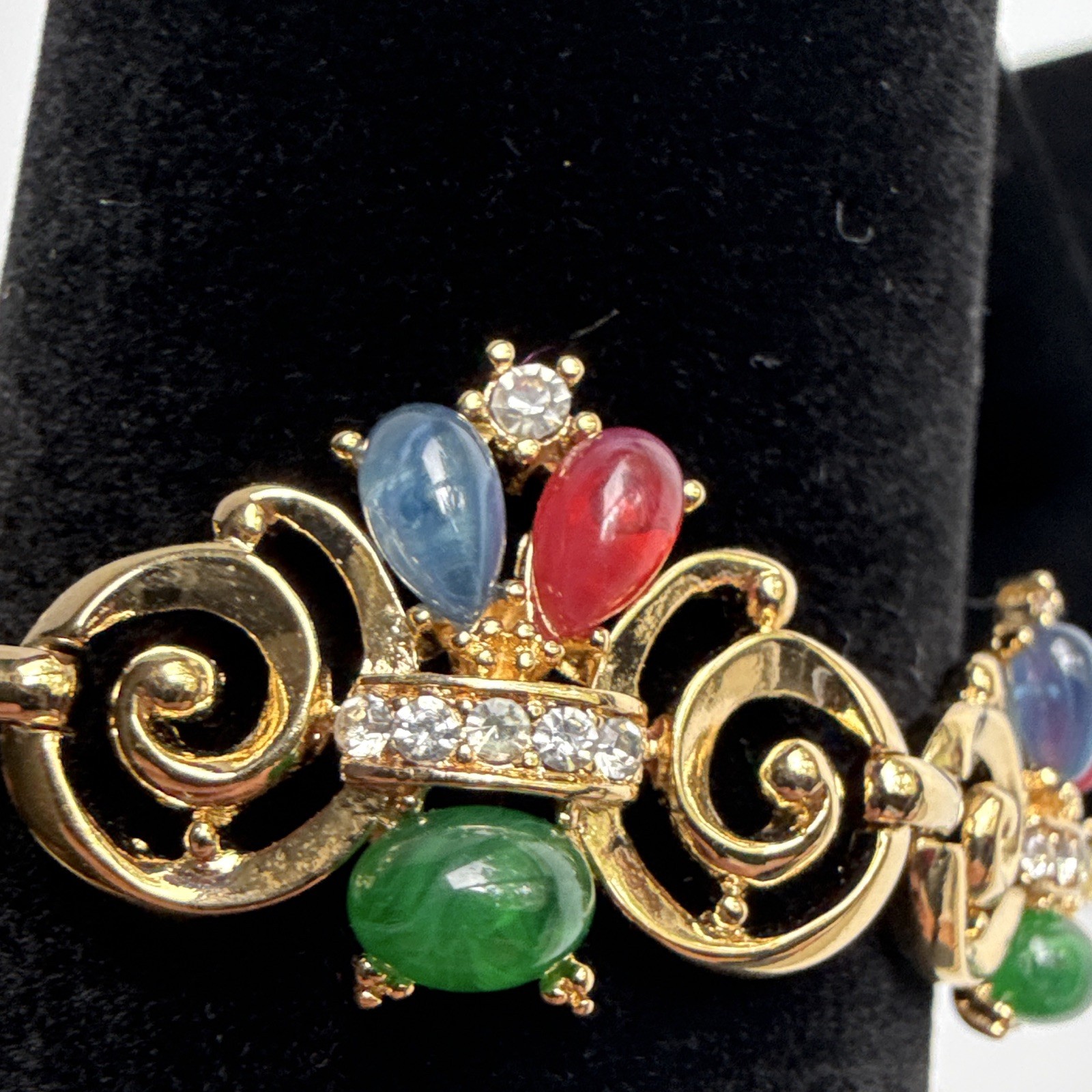 Vintage Trifari Signed Gold Tone India Mogul Multicolor Cabochon 7.5” Bracelet
