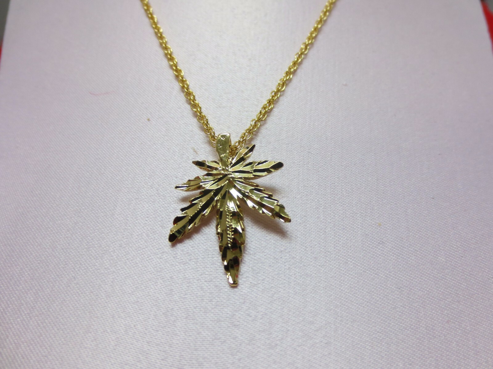 14 KT GOLD PLATED POT LEAF CHARM &18″ 14KT GOLD PLATED ROPE CHAIN SET- 116