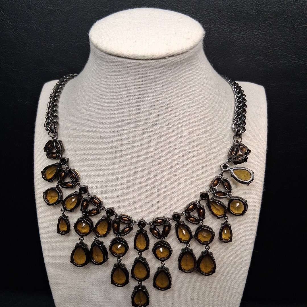 TALBOTS Gunmetal Tone Chain Bib Necklace Whit Green Lucite Jewels. 17.586