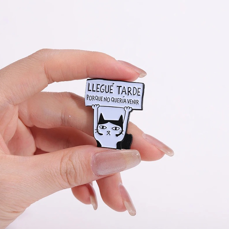1pcs ‘Llegue Tarde Porque No Queria Venir’ Funny Animal Enamel Pin Badge – NEW