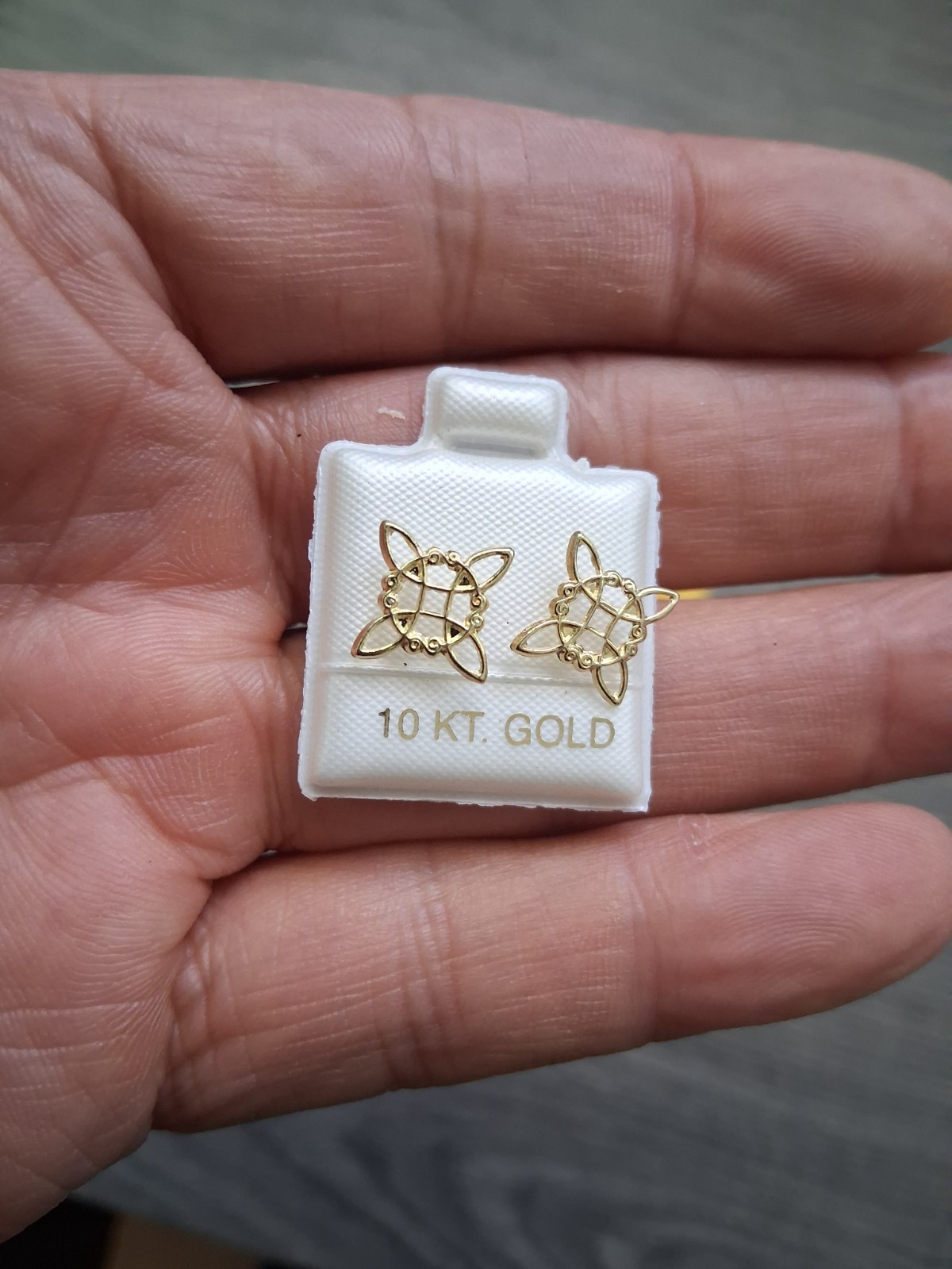 aretes de oro de 10K nudo de bruja / 10K gold earrings wich’s knot screw back.
