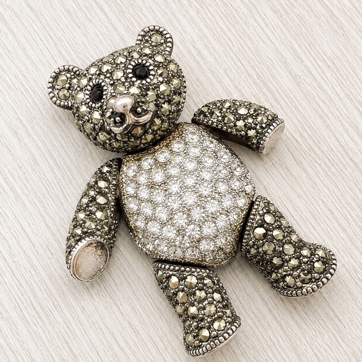 A925 STERLING SILVER MARCASITE TEDDY BEAR MOVEABLE PIN BROOCH BLACK CRYSTAL EYES