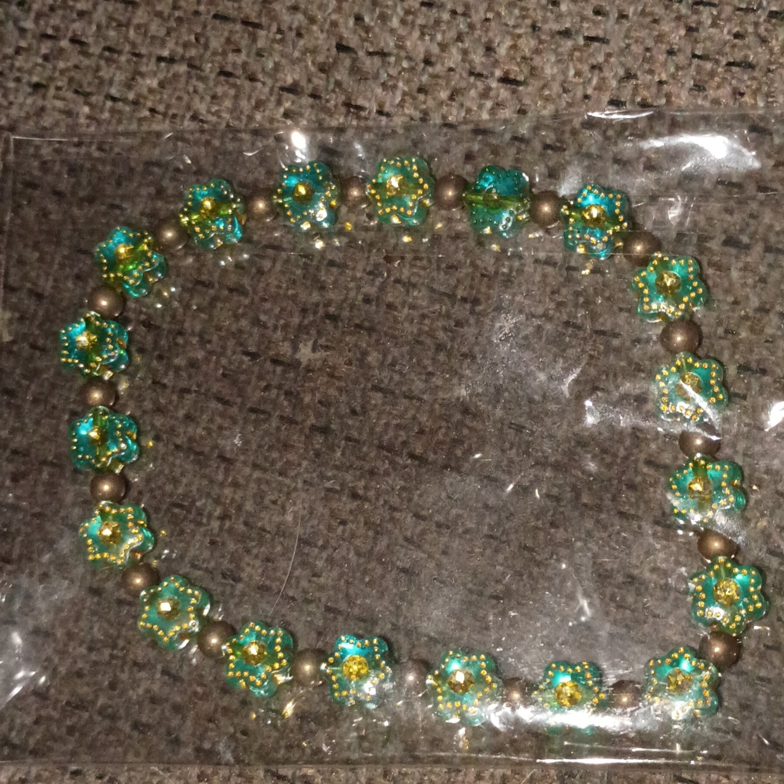Green Glass Flower Beaded Stretch Bracelet Gold Tone Spacers No Clasp Theme
