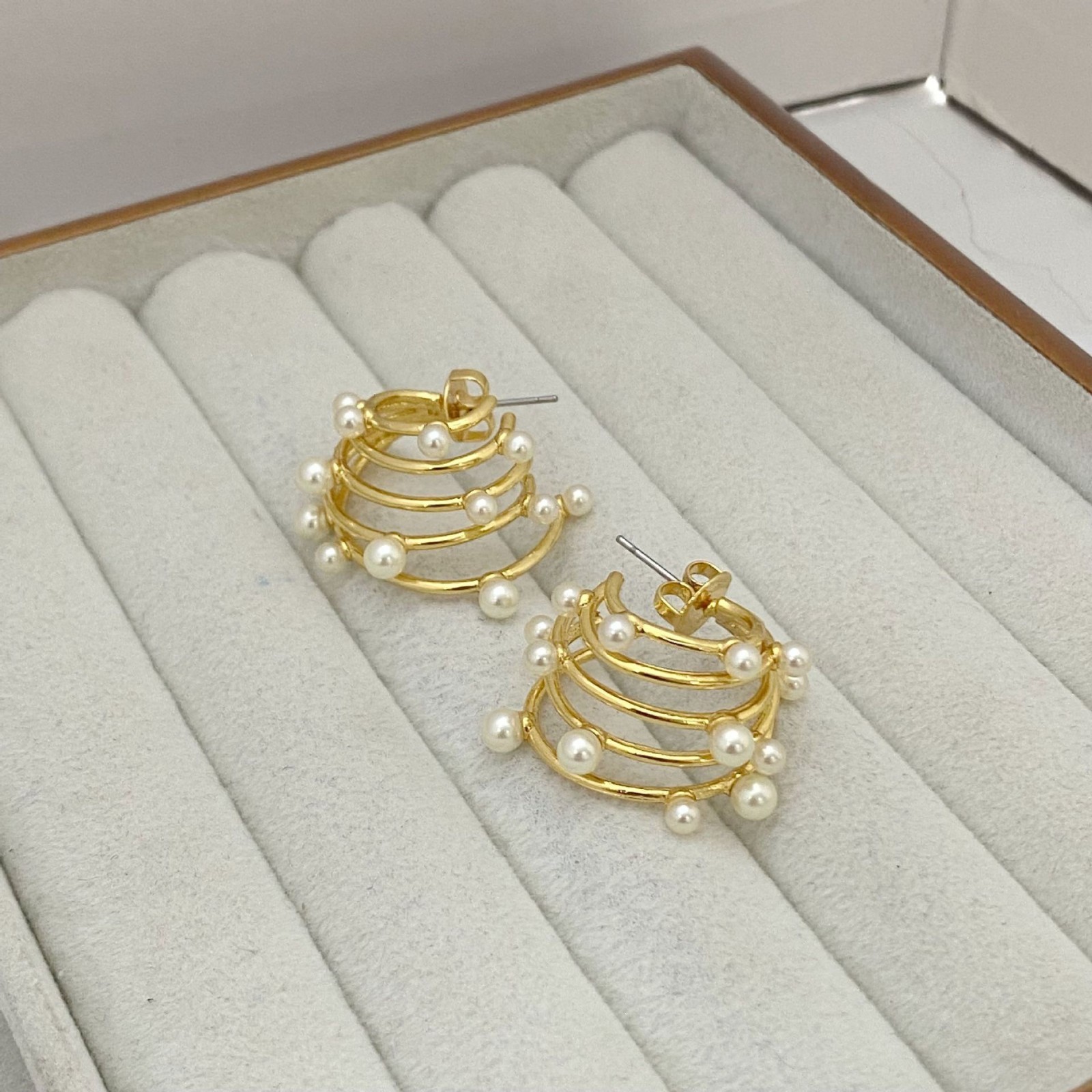 New Burch 4 Circle Pearl Earrings in Gold with Jewelry Pouch Size:2.1cm