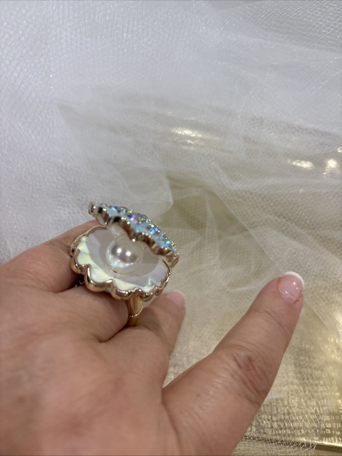 NEW PRETTY BETSEY JOHNSON IRIDESCENT SCALLOPED SEA SHELL STRETCH RING PEARL NWT