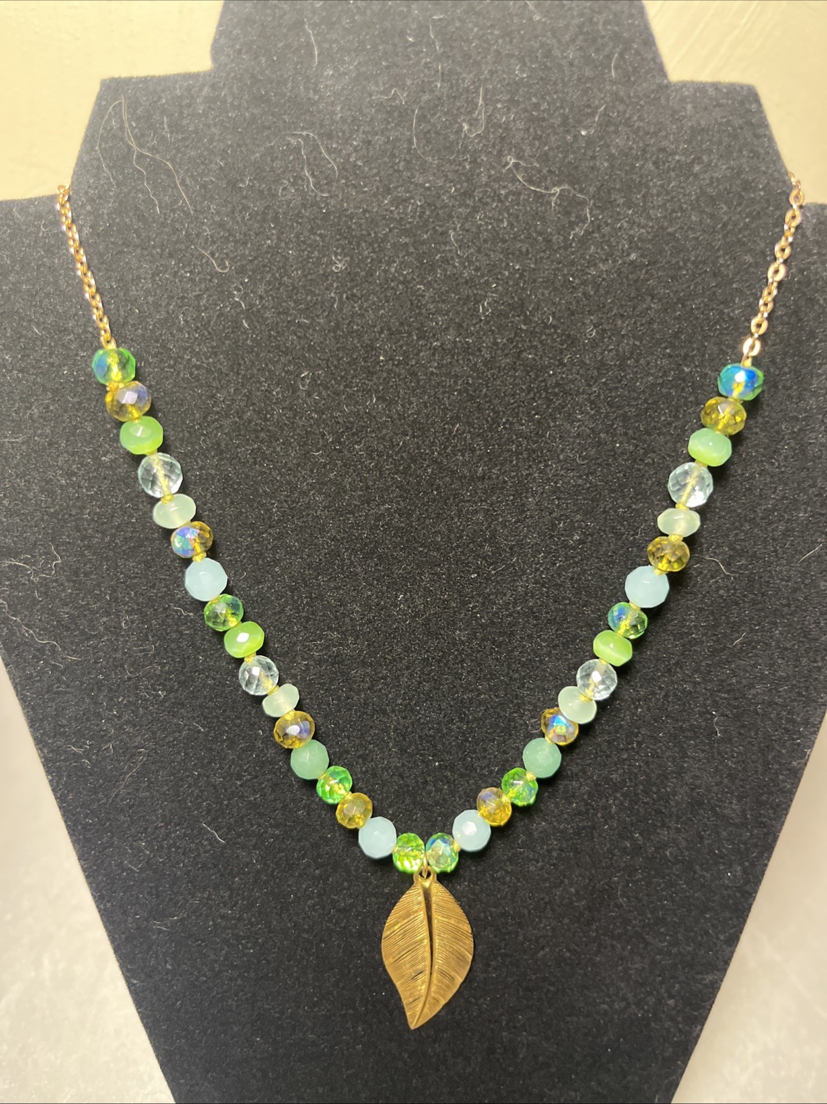 Cookie Lee Green Glass Bead & Gold Tone Leaf Necklace 14-18”