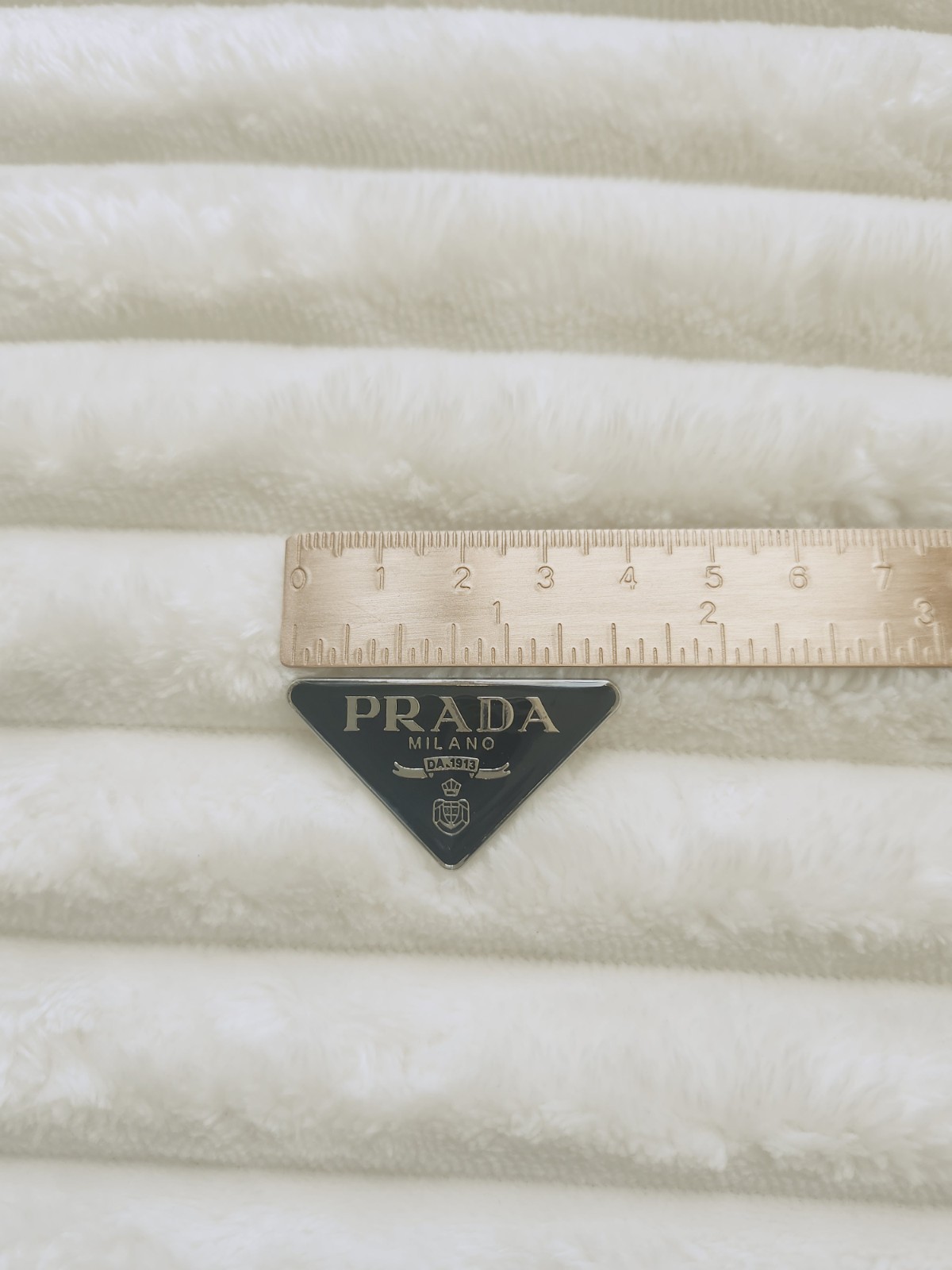 Prada Black Triangle Broch Pin 1,5″