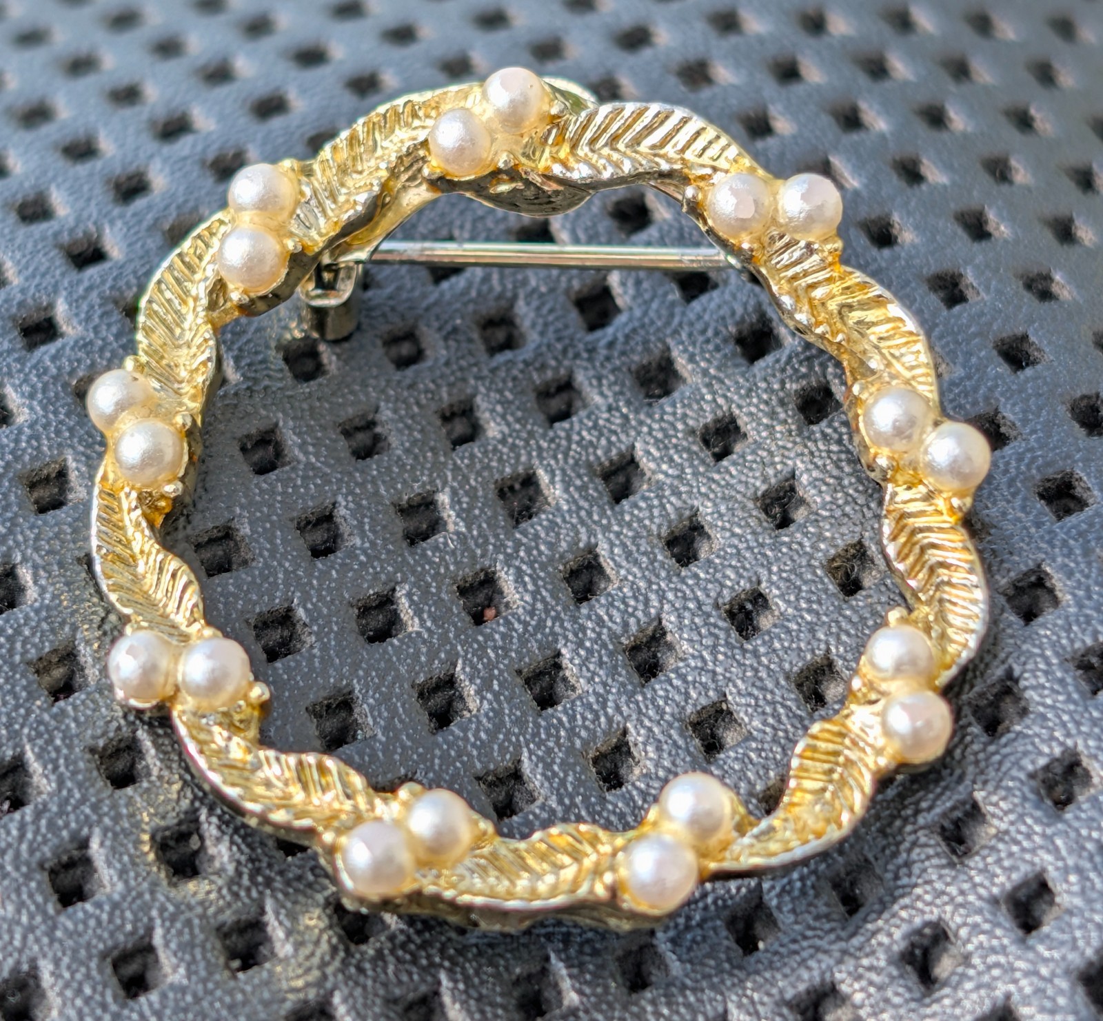 Vintage GERRY’S Wreath Brooch Pin Gold Tone Faux Pearl / Gold Tone Crown Brooch