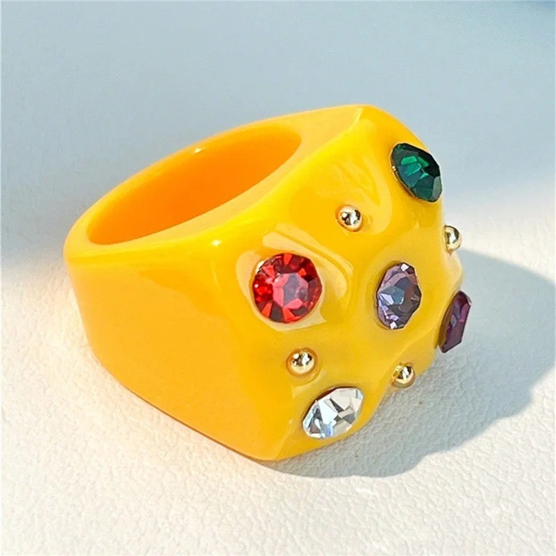 Multicolored resin oil drop ring, oval geometric style, adorned with flowers