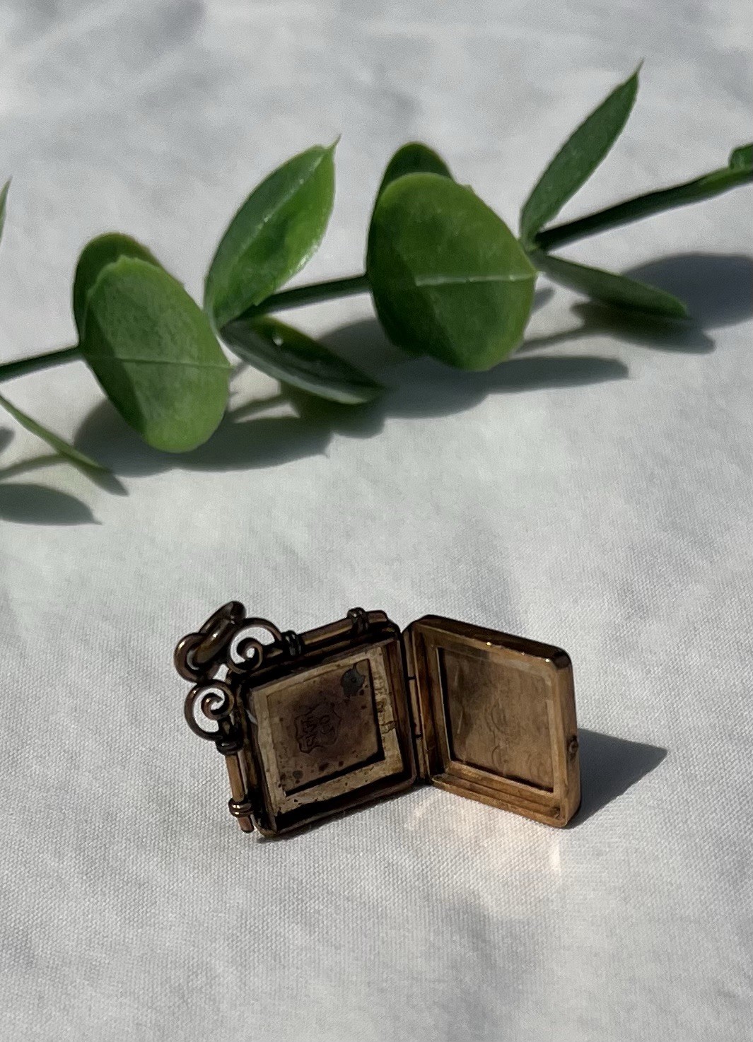 Vintage S.K. Merrill & Company (SKM CO)Victorian 1900’s locket pendant gold tone