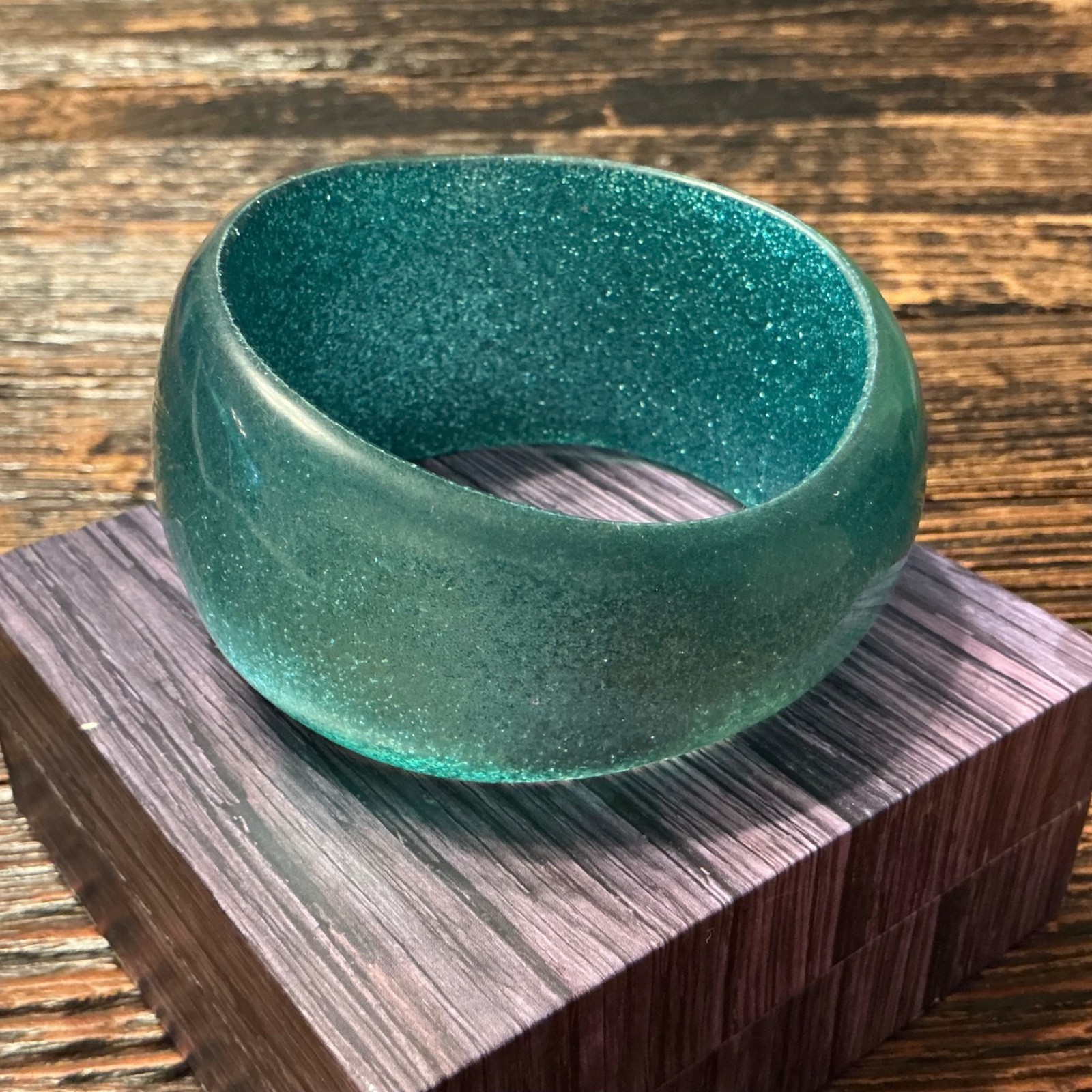 Vt Green-Blue Sparkling Lucite Wide Wave Bracelet, Diameter 2,6 Inches, 84,4gr