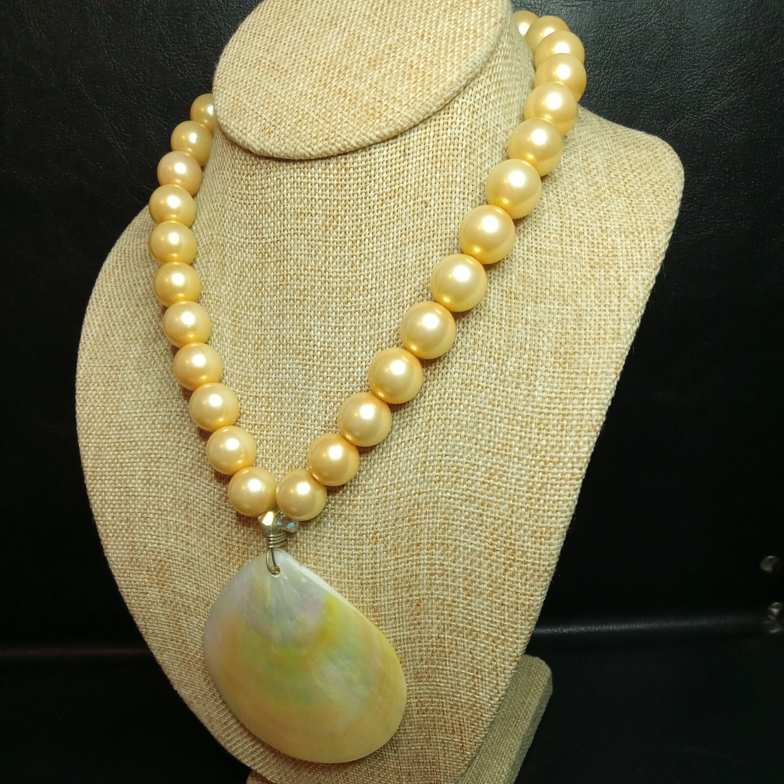 MADE WHIT LOVE Faux Pearls Necklace Mother Of Pearl Shell Pendent. 7844