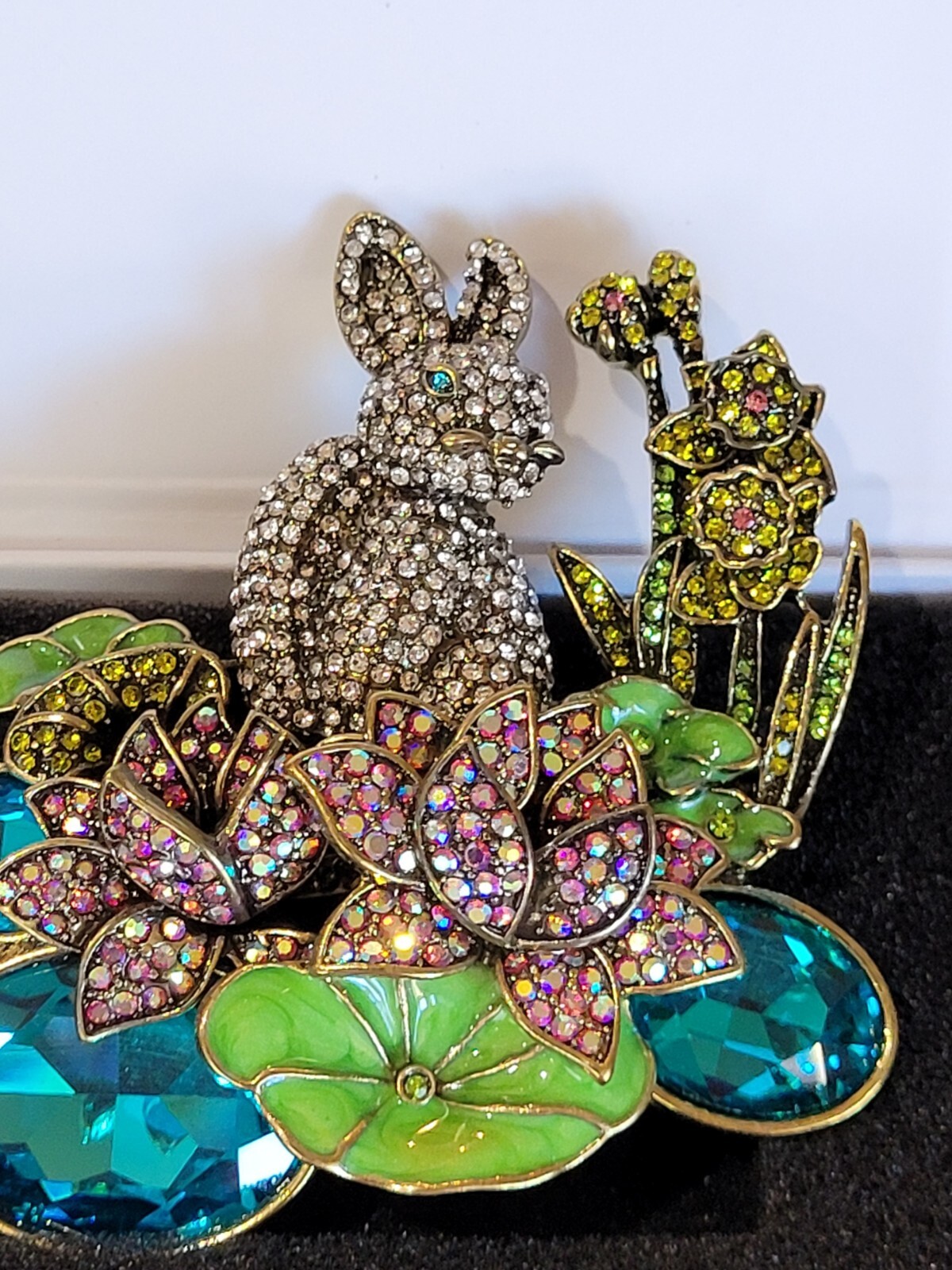 STUNNING ART DESIGNER EASTER Multi- Layered RABBIT & FLOWERS CRYSTAL BROOCH NEW