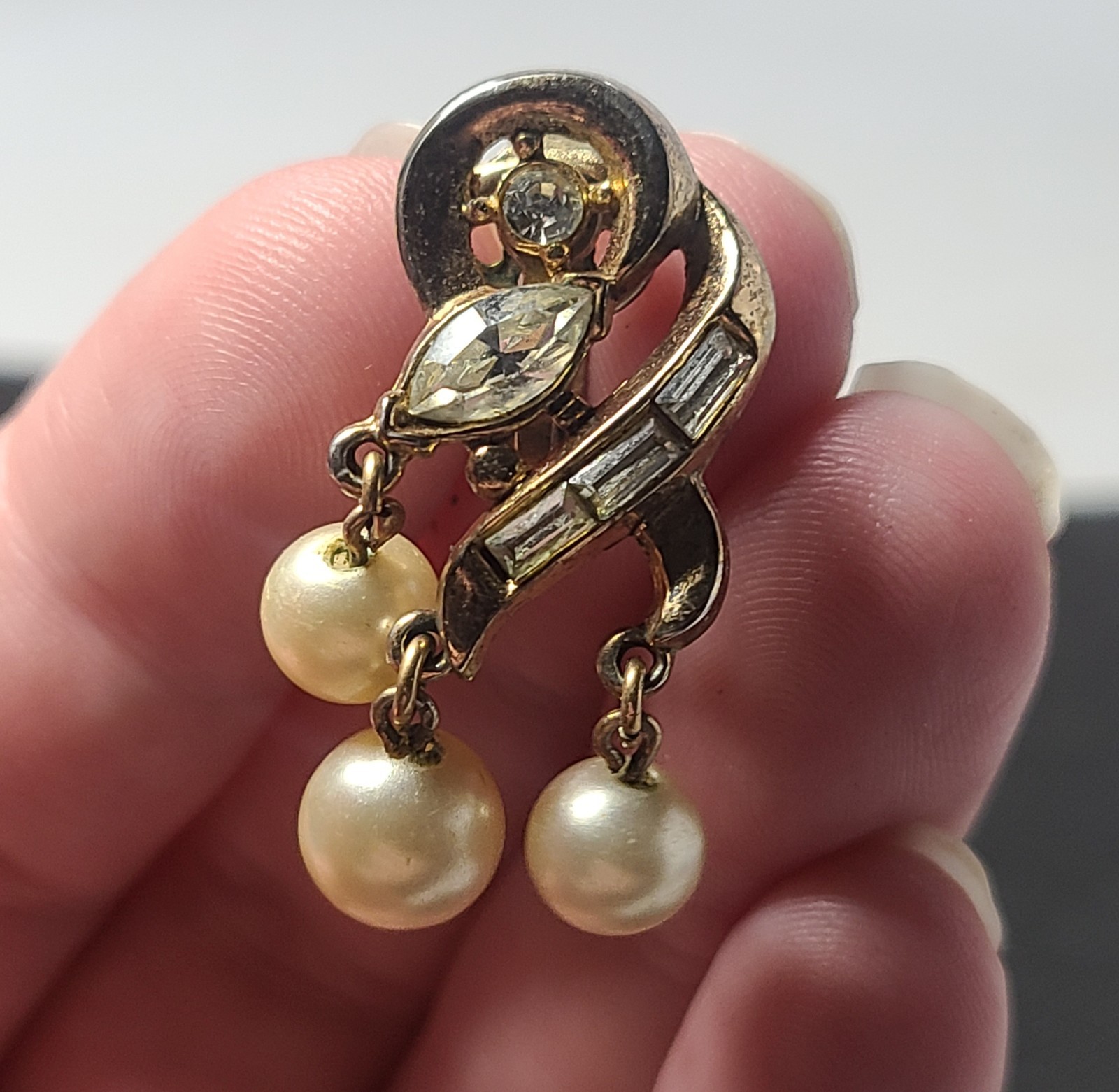 Vintage Signed Trifari Rhinestone Pearl Gold Tone Brooch And Clip Earrin G2U