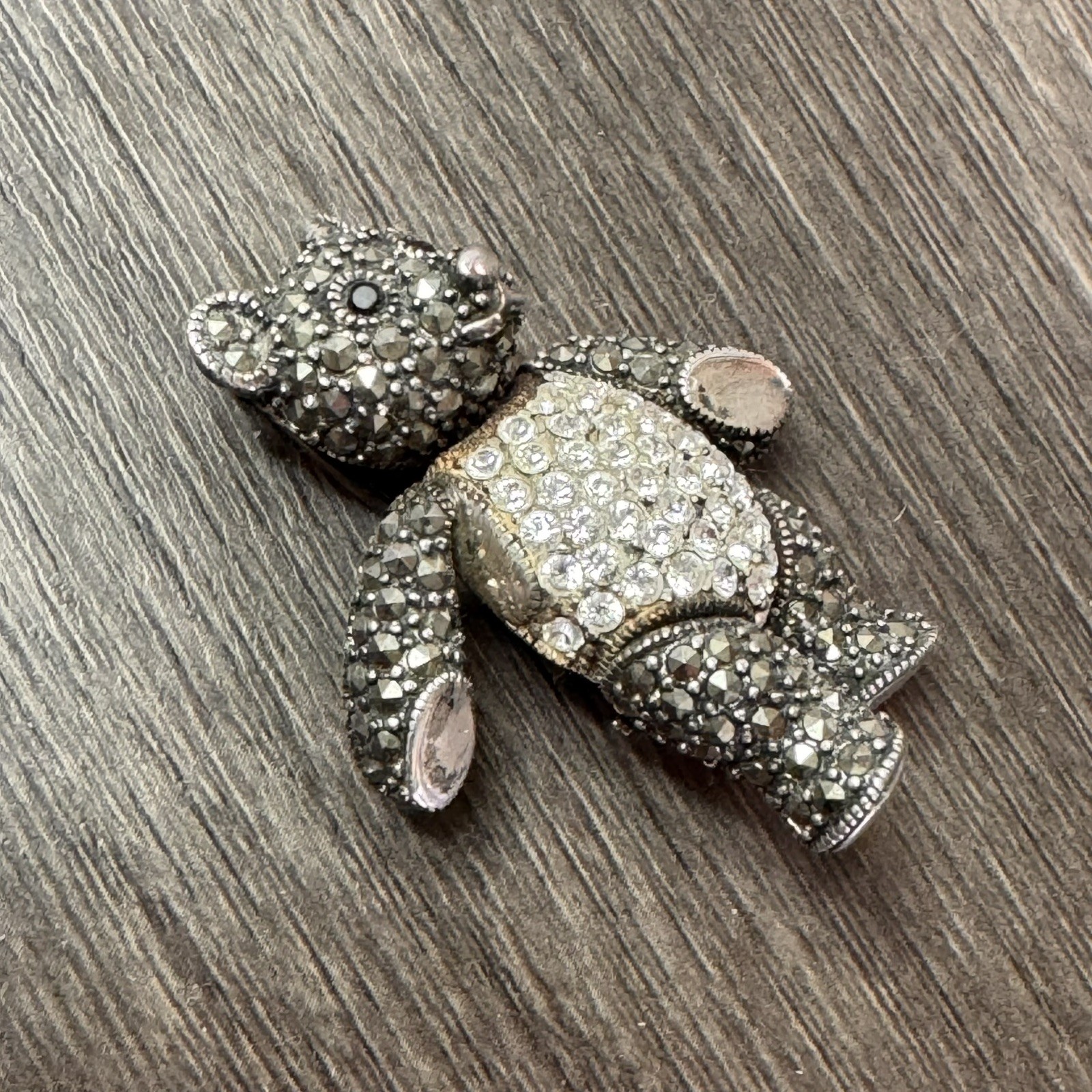 A925 STERLING SILVER MARCASITE TEDDY BEAR MOVEABLE PIN BROOCH BLACK CRYSTAL EYES