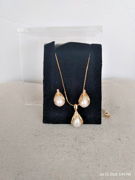 Elegant Avon Gold Tone Pearlesque Pendant Necklace & Earr Set