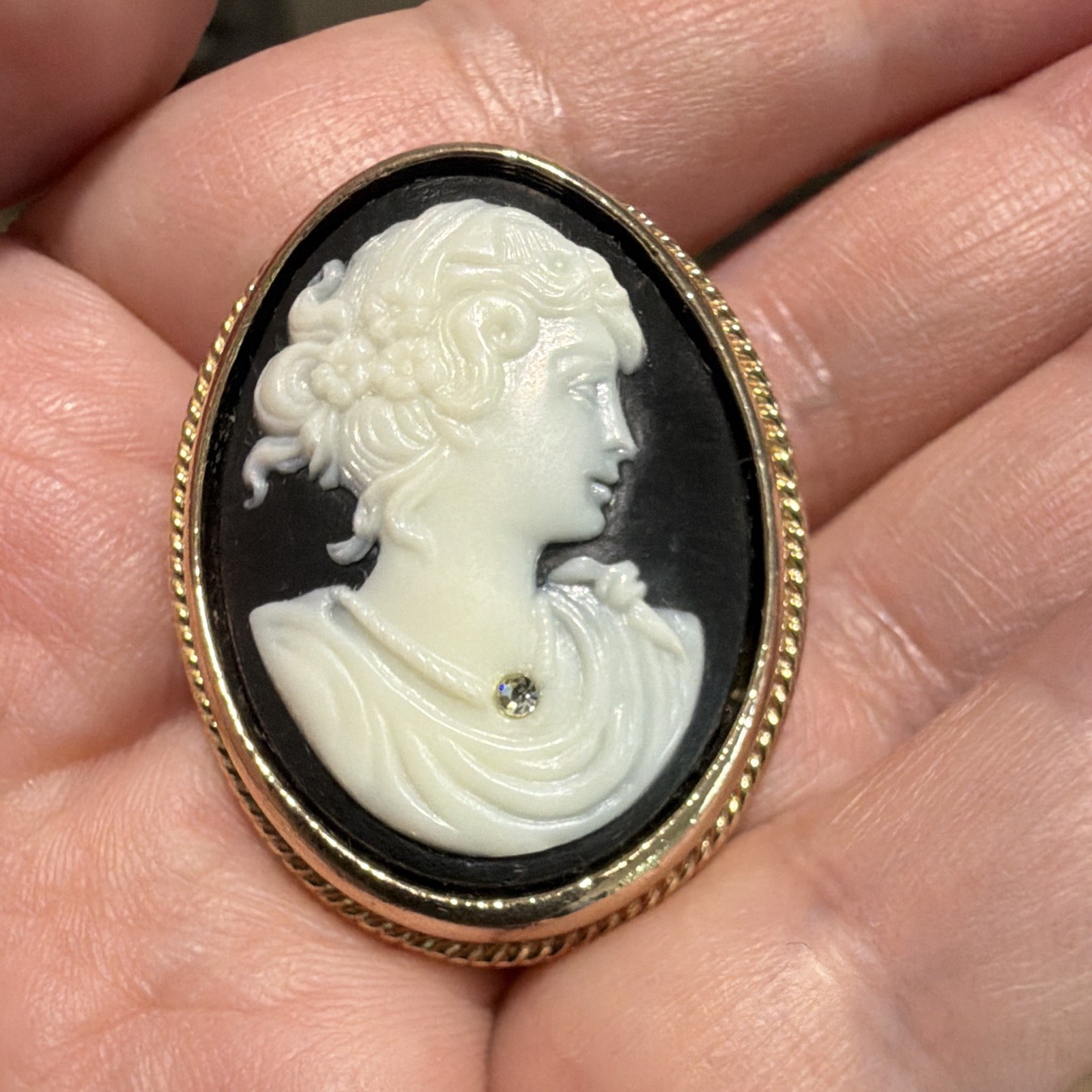 Avon Signed Gold Tone Oval Cameo Brooch Pin Black & White Metal