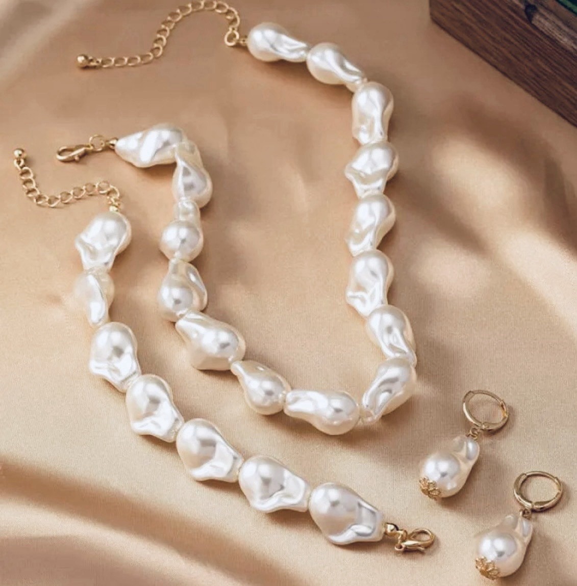 Freshwater Imitation Baroque Pearl Necklace and Earring Set – White