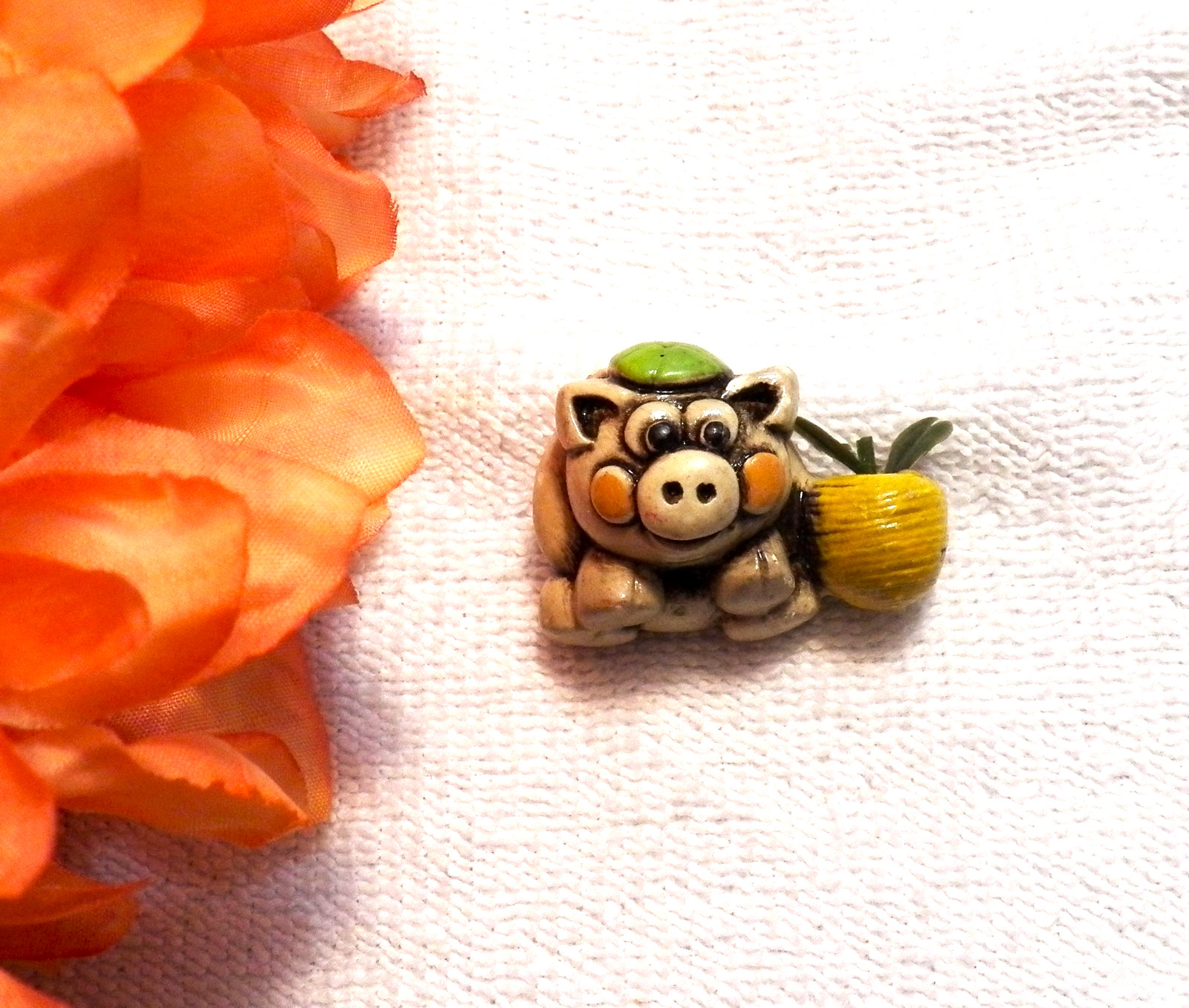 CLASSIC BROOCH WHIMSICAL PIG BOVINE SWINE HOG BOAR SNOUT CURLY TAIL PLASTIC K8
