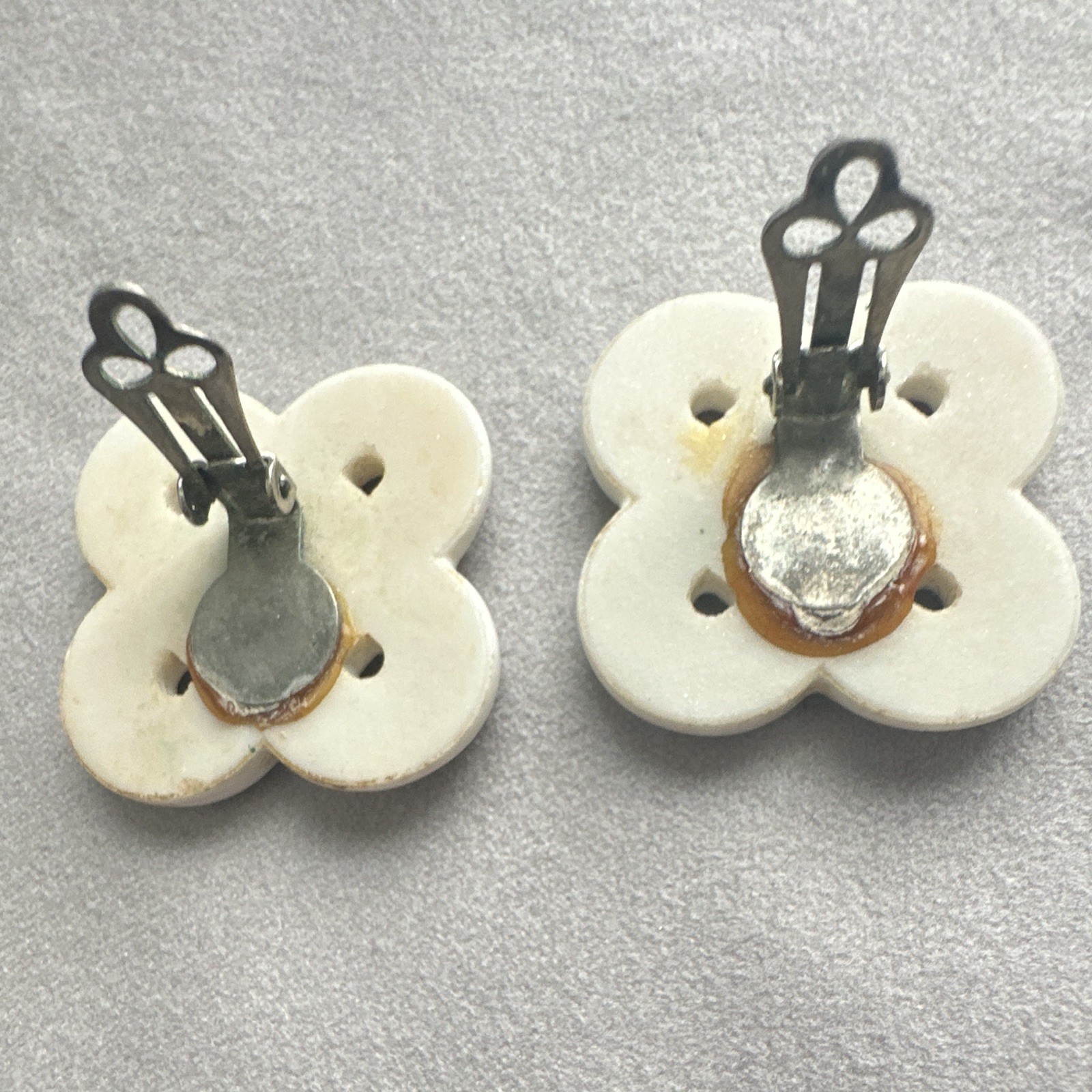 White Blue Enamel Ceramic Flower Clip-On Stud Earrings Gold Tone Green Accent