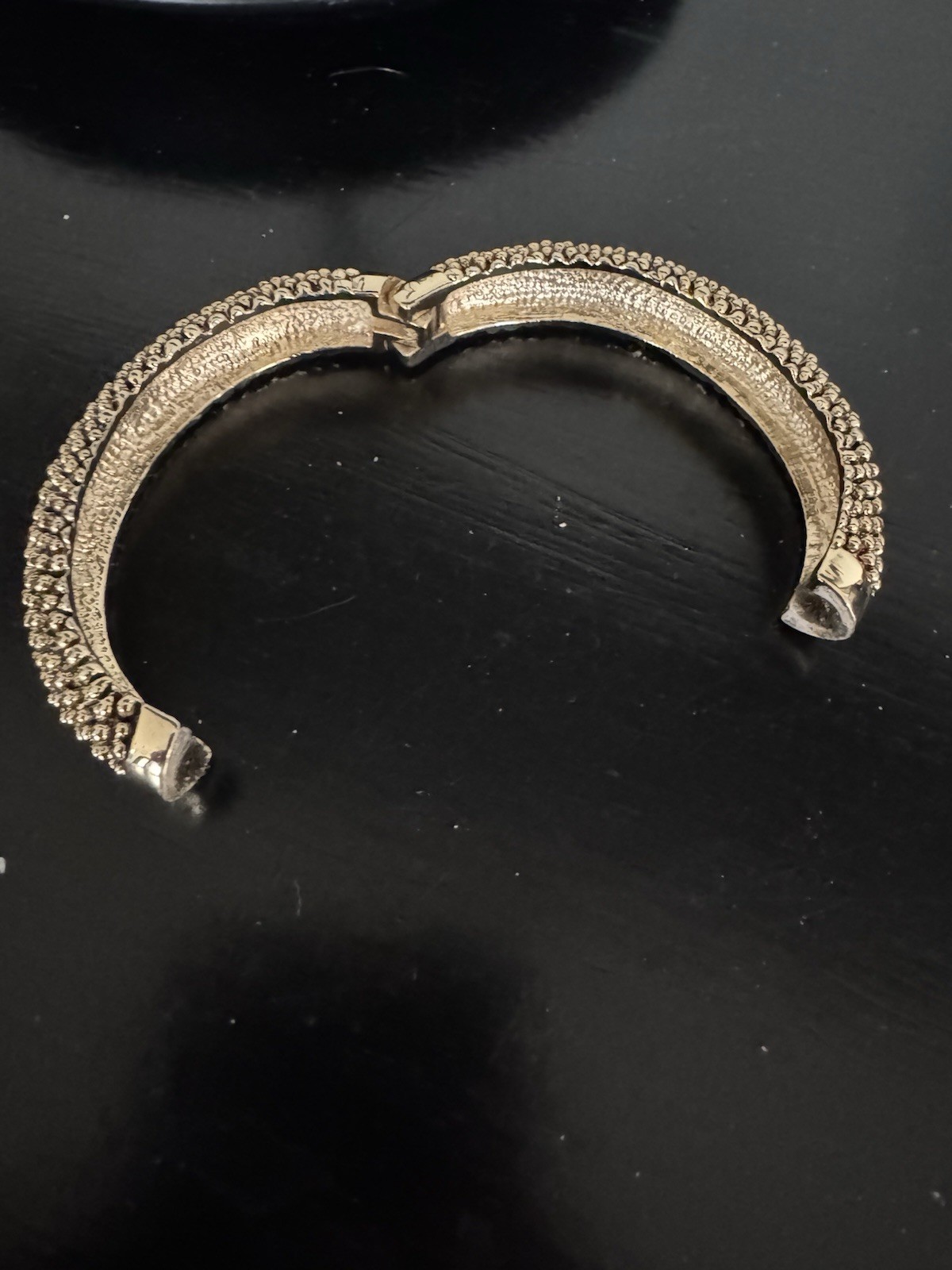 Vintage Gold Tone Textured Magnetic Clasp Round Bangle Bracelet Metal No Stone
