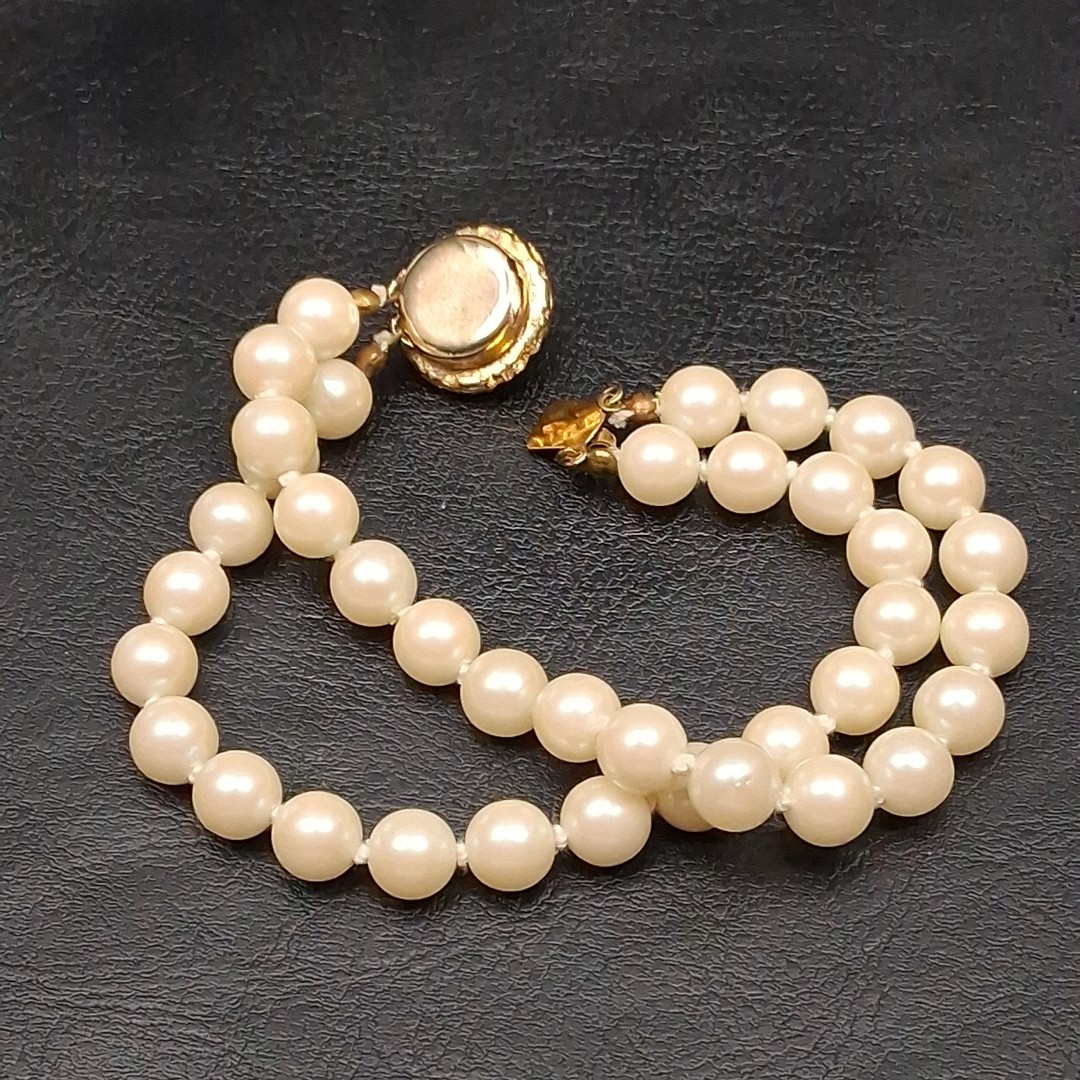 Vintage Double Strand Faux Pearl Bracelet Whit Flower Box Clasp. 17.909