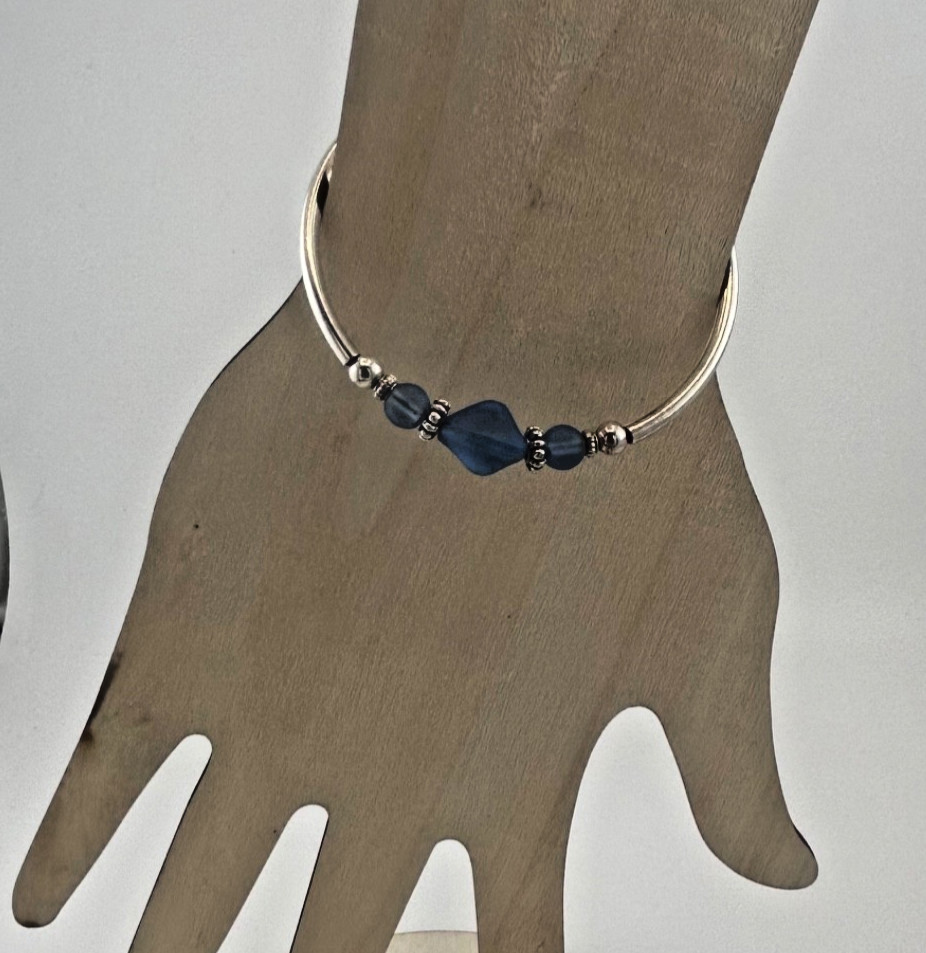 Adjustable bracelet Sea glass style plastic beads silver-tone spacers and band