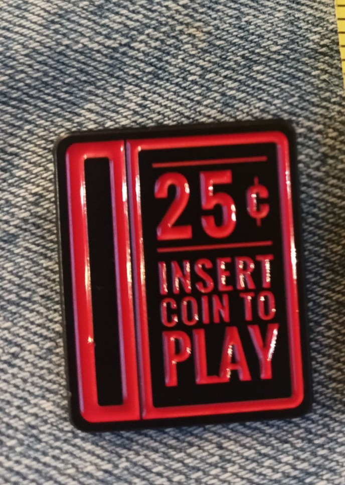 25 CENTS- INSERT TO PLAY-VINTAGE JUCKBOX- ENAMEL / LAPEL PIN-NEXT DAY SHIPPING