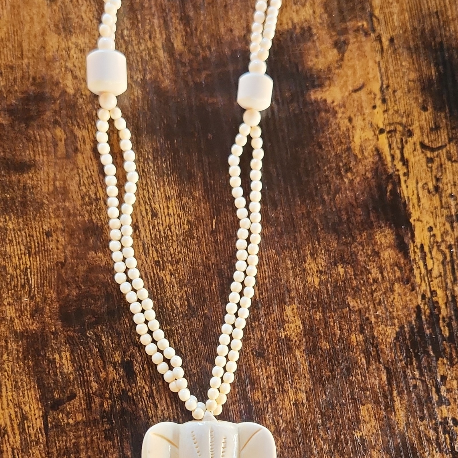 White Plastic Beaded Necklace Ball/Bead Chain Elephant Charm Pendant No Stone