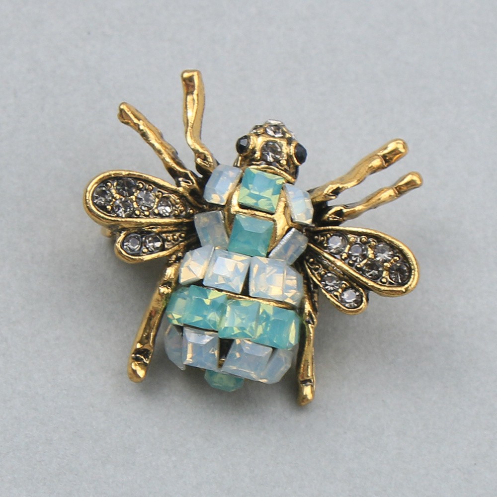 Chic Vintage Bee Brooch with Sparkling Rhinestones Zinc Alloy Animal Pin Women