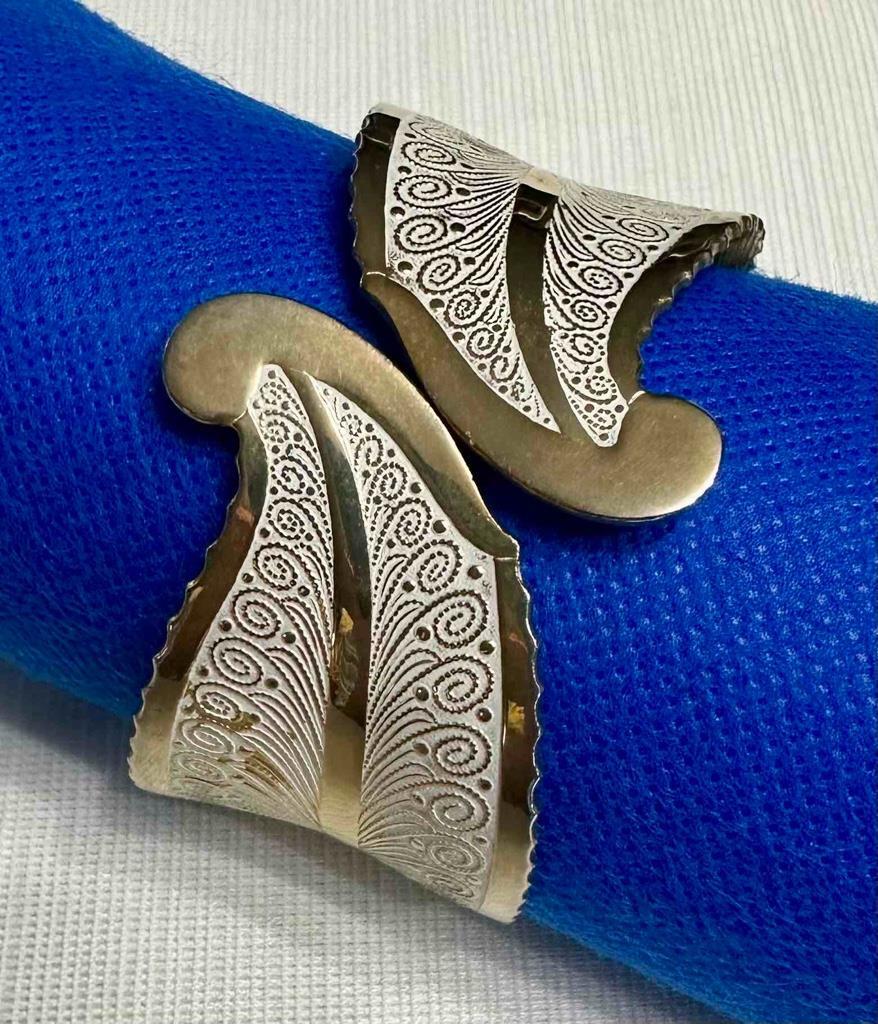 Vntg 3 Piece Gold Tone & Enamel Hinged Bracelet, Brooch & Clip On Earrings Set