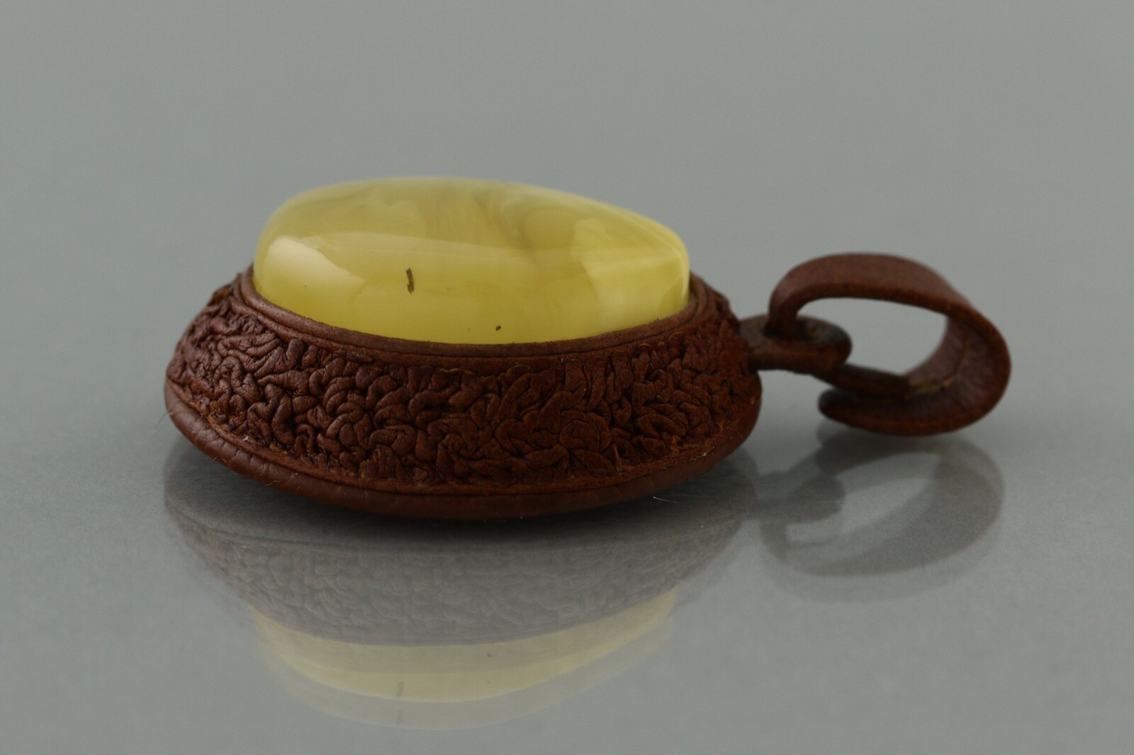 Genuine BALTIC AMBER Egg Yolk ARTISAN Leather Pendant Charm 15.7g 211208-14
