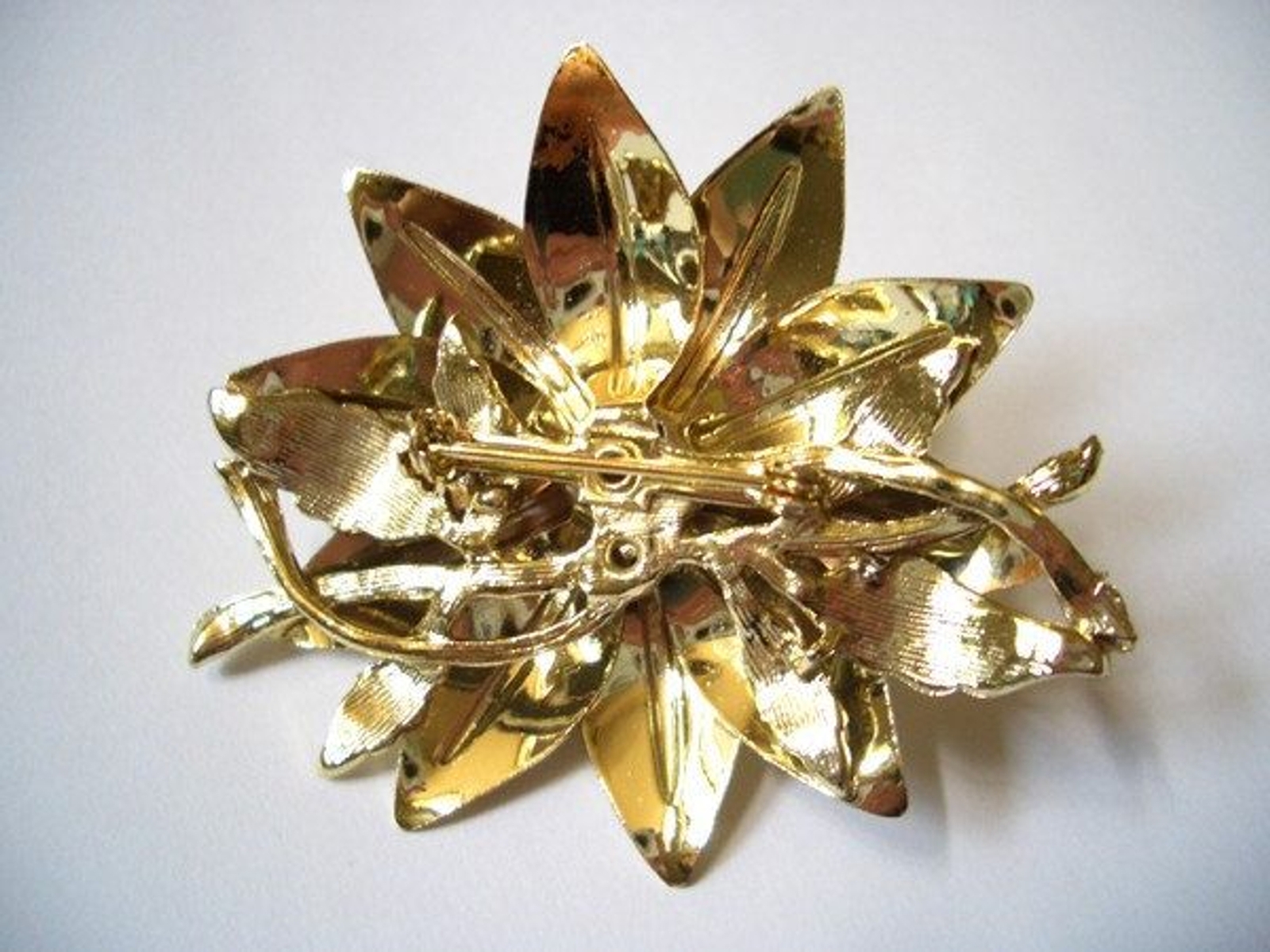 Vintage 3D Brooch Big Flower shiny and matte gold tone groovy madmen grandmacore