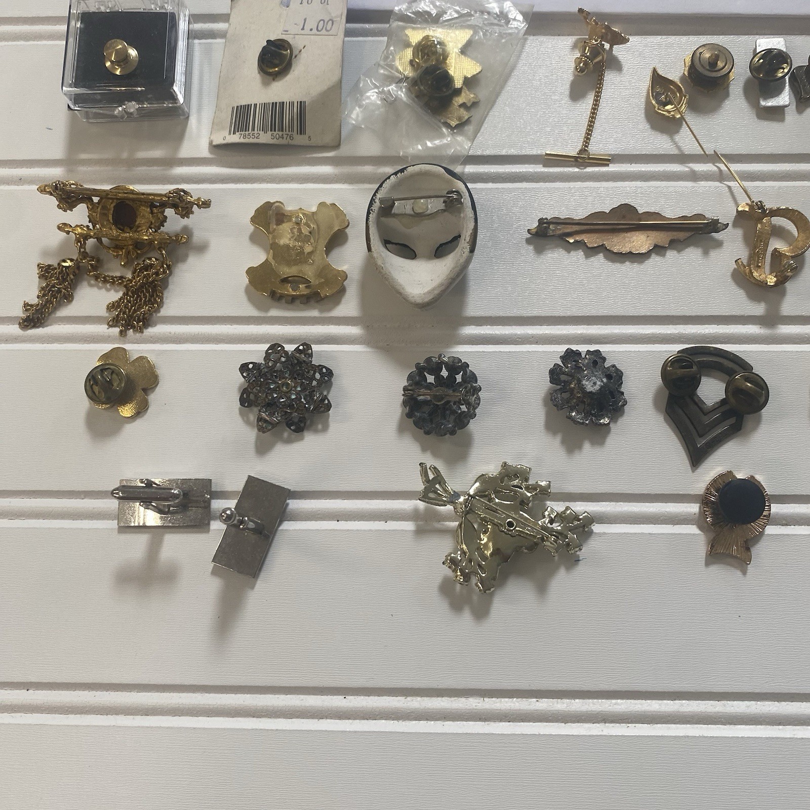 31 Pc Vintage Brooch Pin Lot Mixed Alloy All Different Estate Some Missing Gems